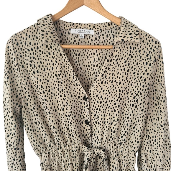 Sweet Rain Women's Animal Print V-Neck Roll Tab Sleeves with Tie - Picture 2 of 14